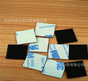 無痕不殘留，穩固不移位 汽車避光墊與防踢墊的得力助手——3M背膠魔術貼與松緊帶固定方案